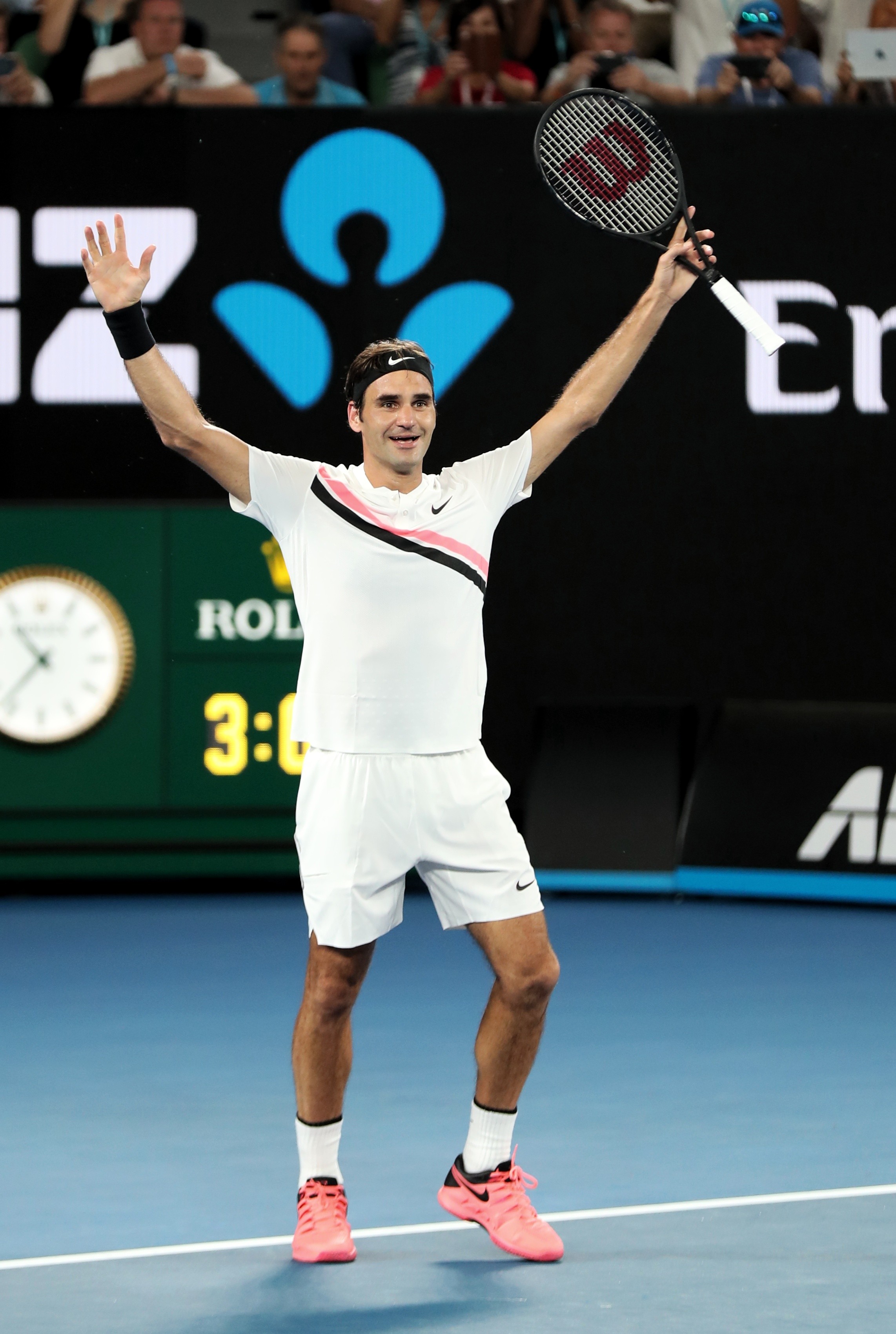 费德勒回归赛场，逆转首场状态亮眼，尤文图斯观众沸腾！